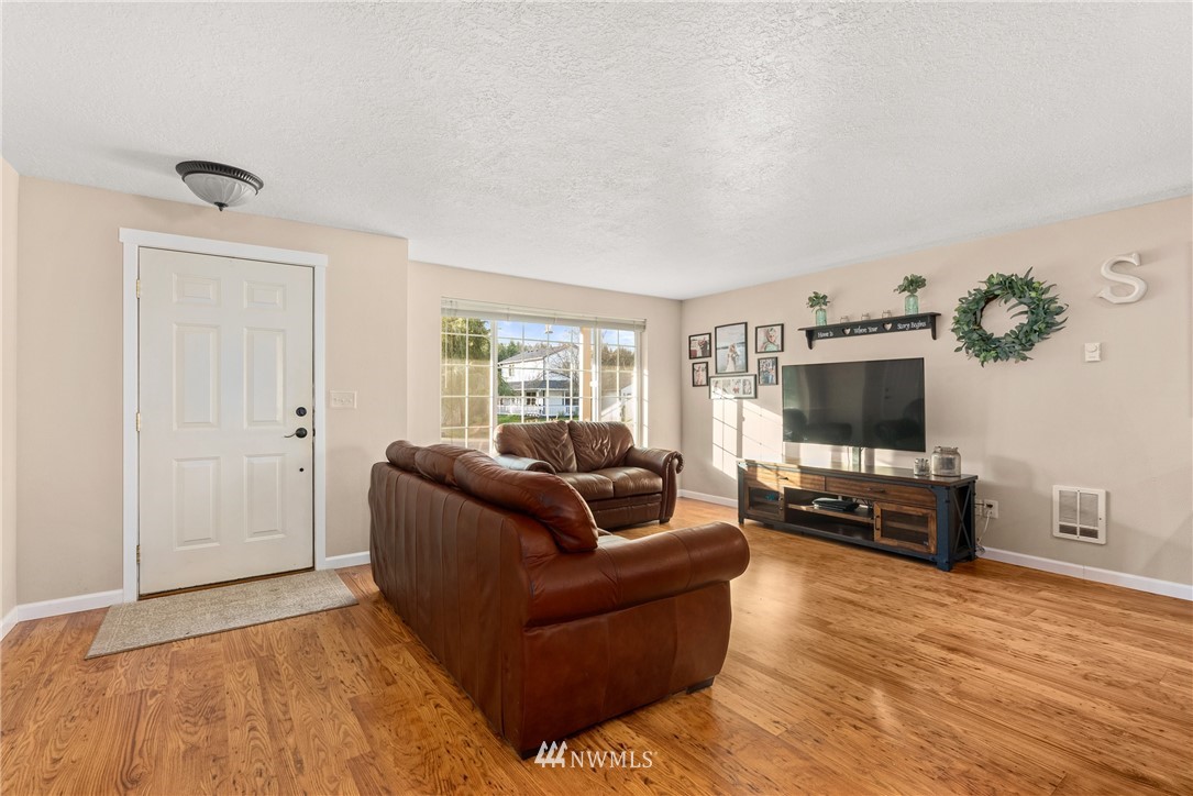 19840 Jowsey Court Southwest Rochester, WA 98579 - Photo 6 of 31 Gallery Image 6