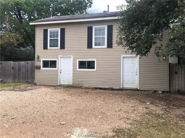 $900 | 1704 North Baker Avenue, Bryan, TX 77803