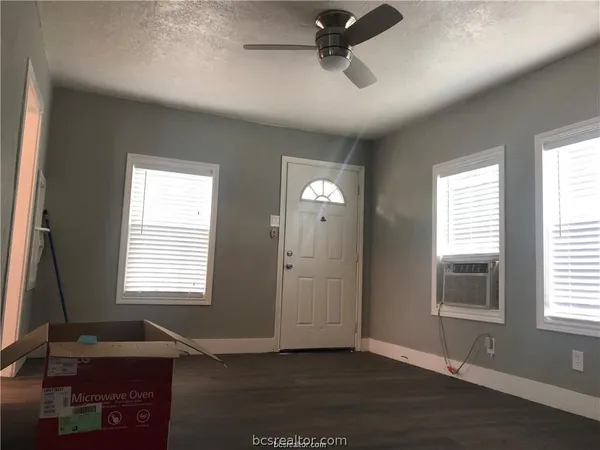 $900 | 1704 North Baker Avenue, Bryan, TX 77803