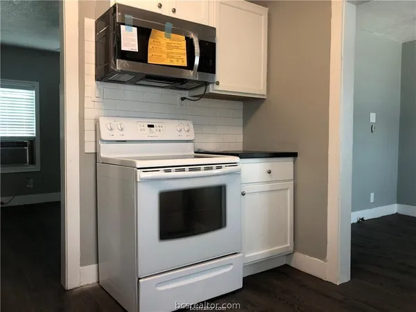 $900 | 1704 North Baker Avenue, Bryan, TX 77803