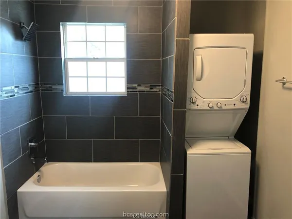 $900 | 1704 North Baker Avenue, Bryan, TX 77803