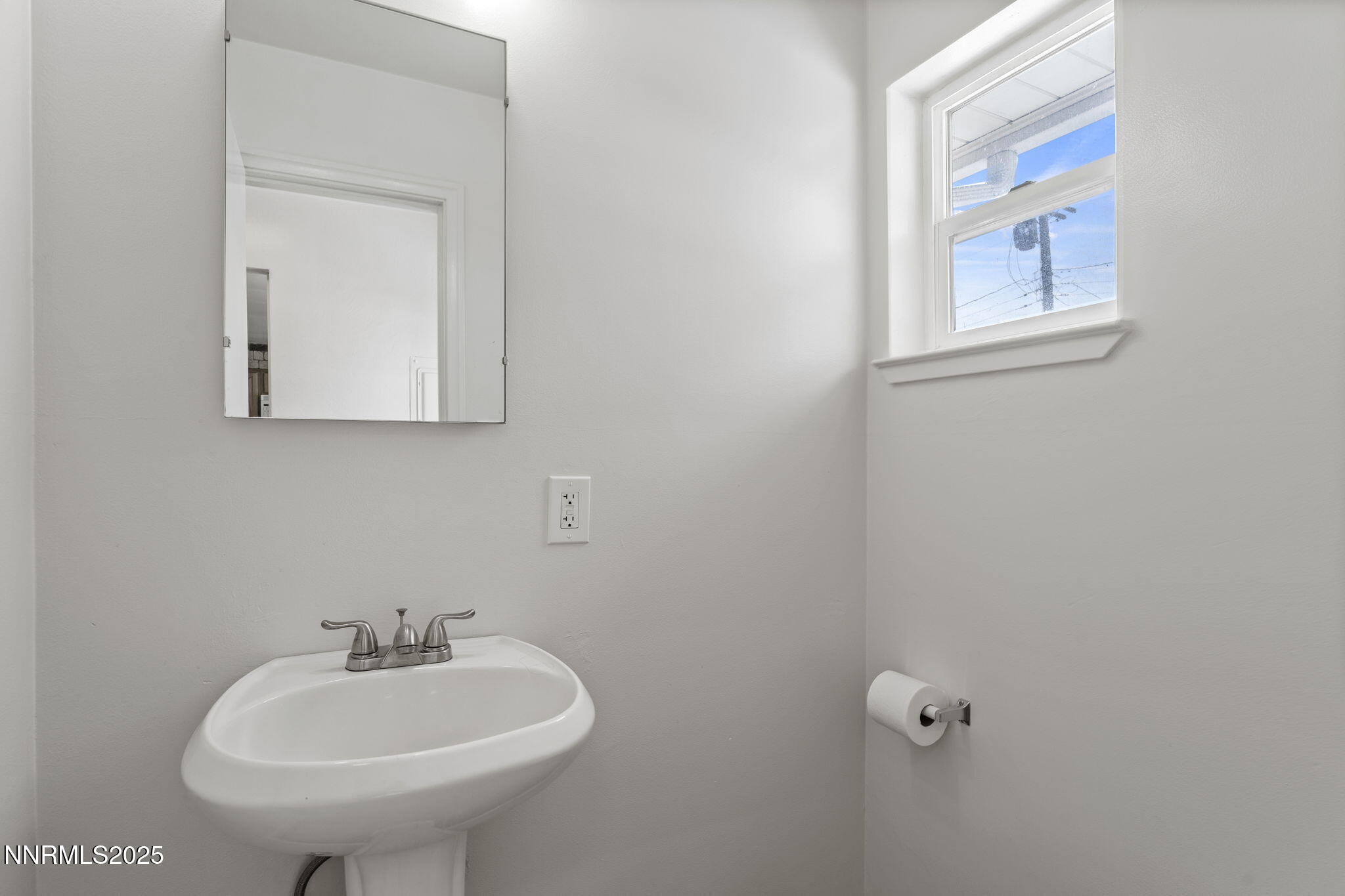 840 Brookfield Drive Reno, NV 89503 - Photo 16 of 42 a bathroom with a sink and a mirror