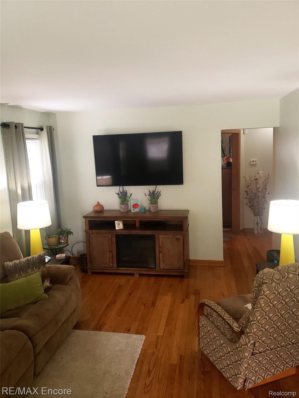 219 West Rutgers Avenue Pontiac, MI 48340 - Photo 9 of 28 10.jpg