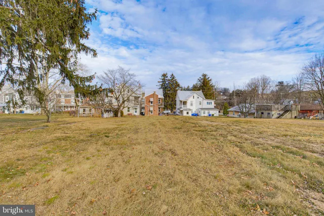 $240,000 | 244 East High Street, Womelsdorf, PA 19567