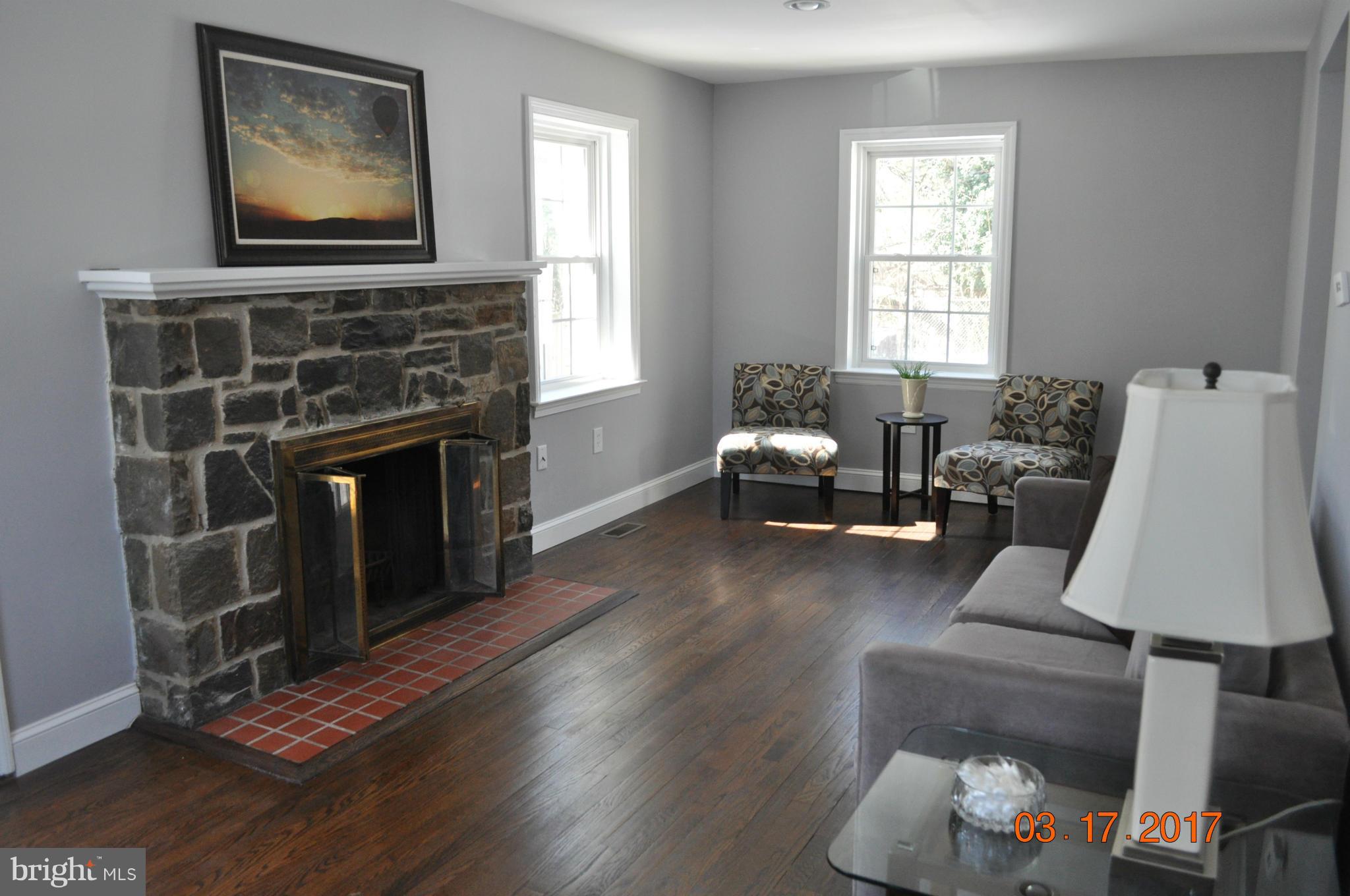 626 Warwick Road Baltimore, MD 21229 - Photo 2 of 18 Living Room