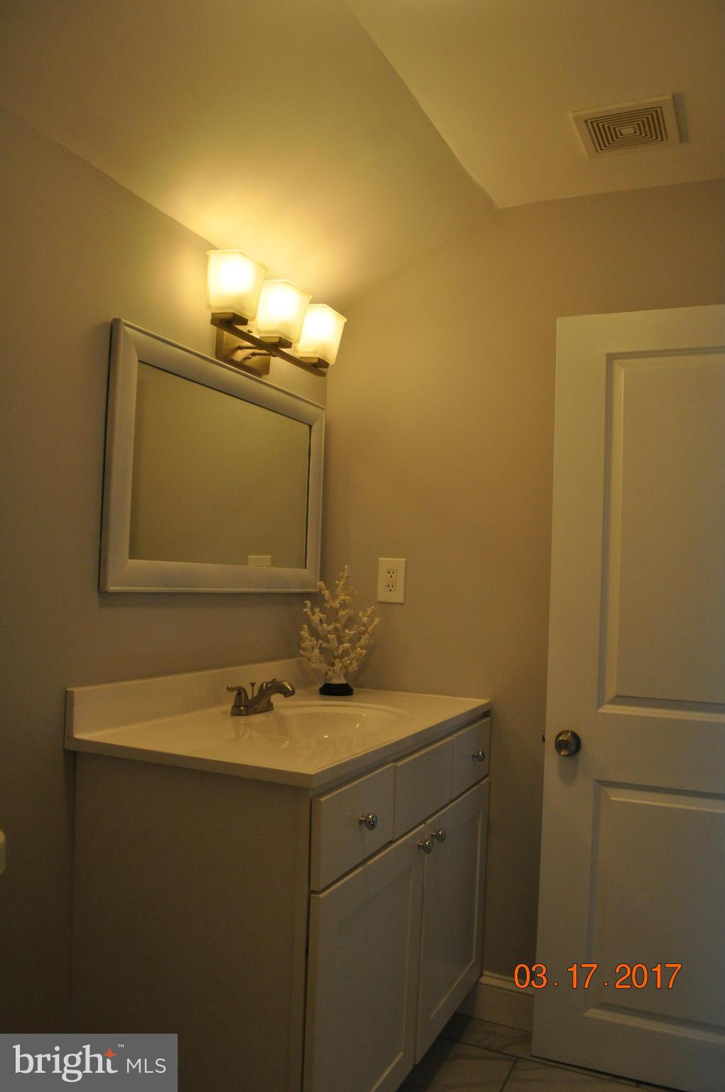 626 Warwick Road Baltimore, MD 21229 - Photo 12 of 18 Bath (Master)