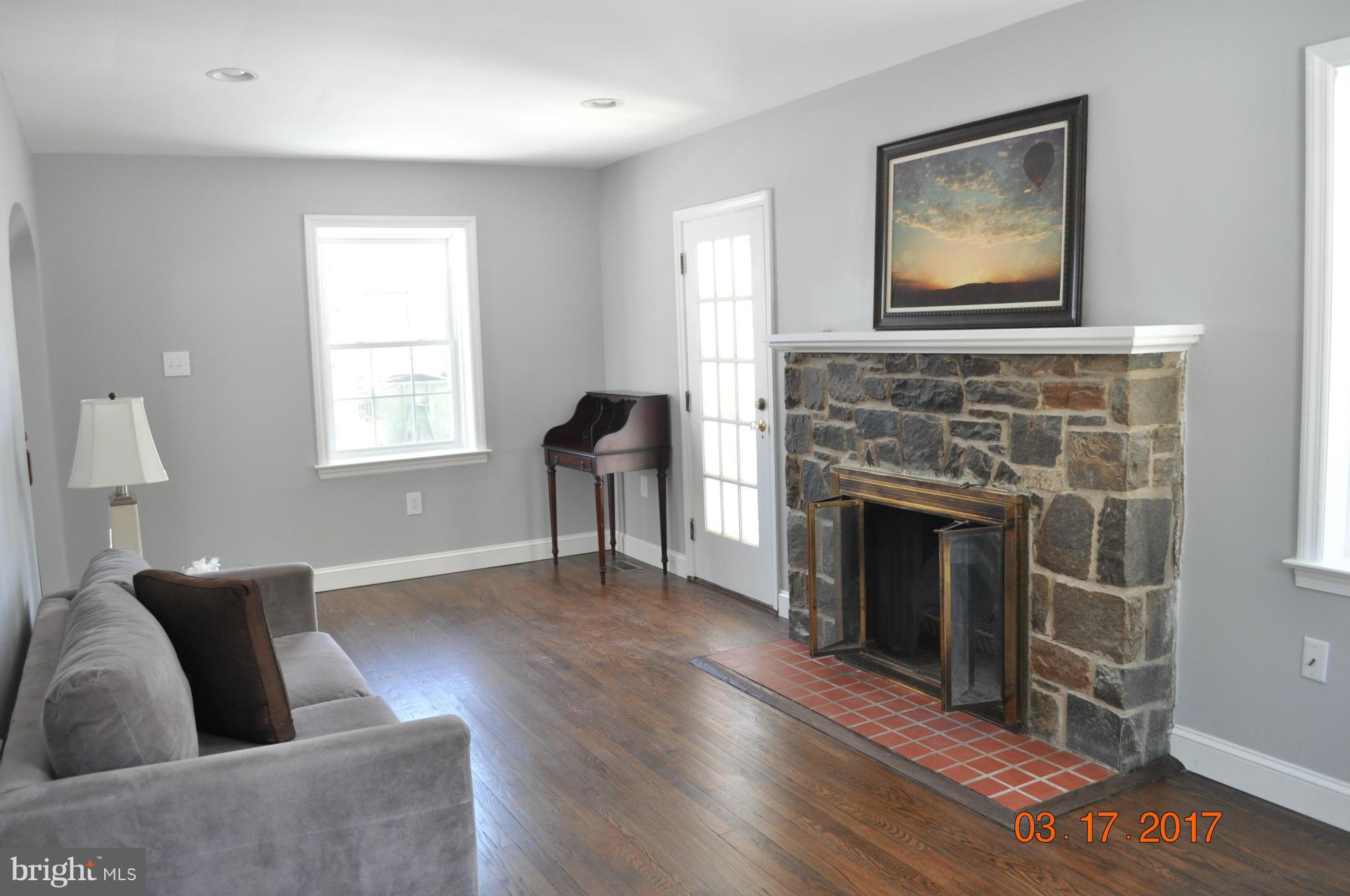 626 Warwick Road Baltimore, MD 21229 - Photo 3 of 18 Living Room