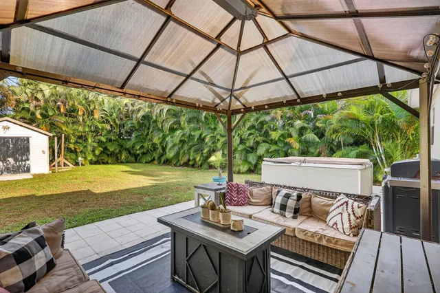 a view of a house with backyard