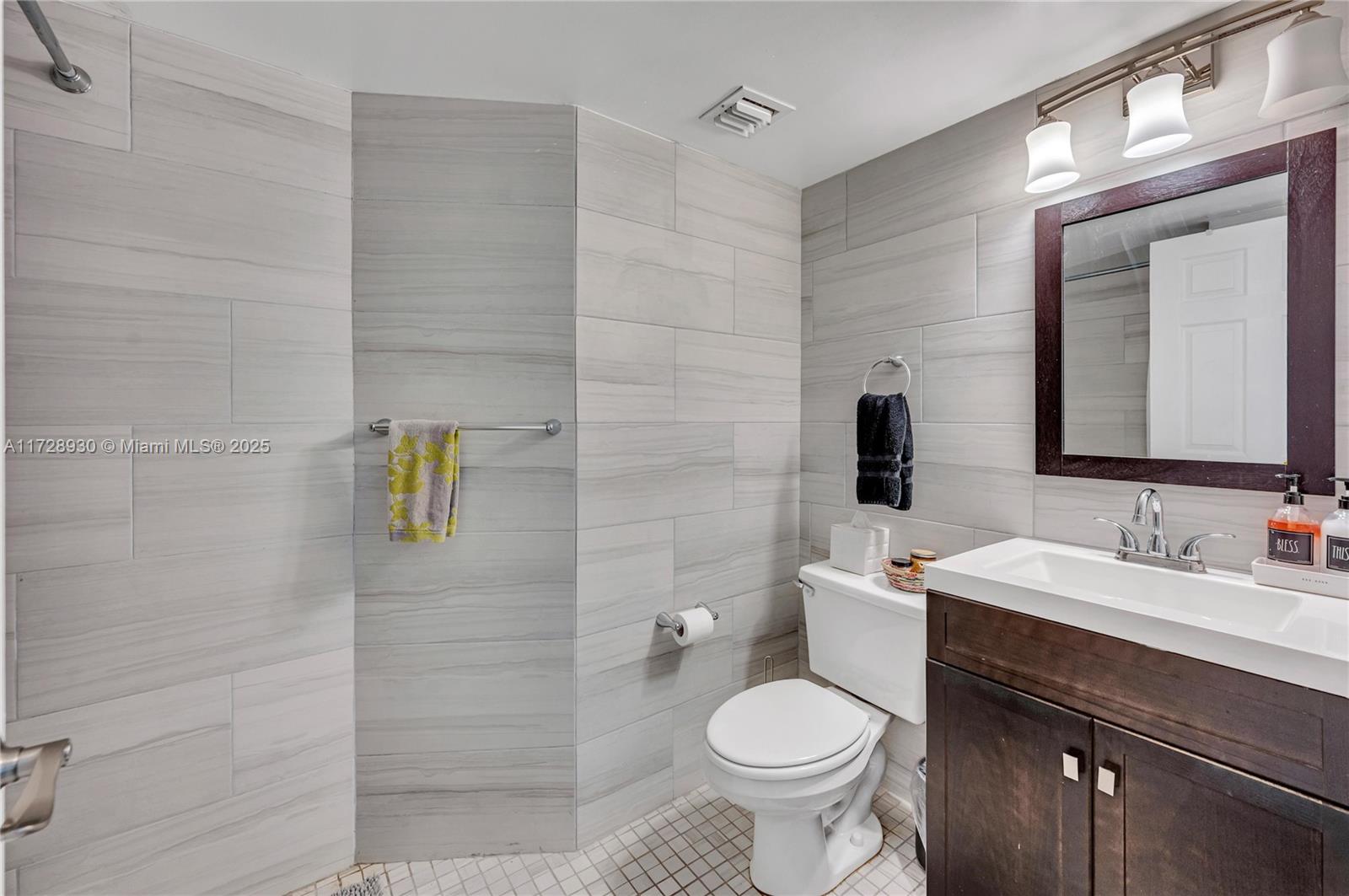 1621 Bay Road, Unit 508 Miami Beach, FL 33139 - Photo 12 of 20