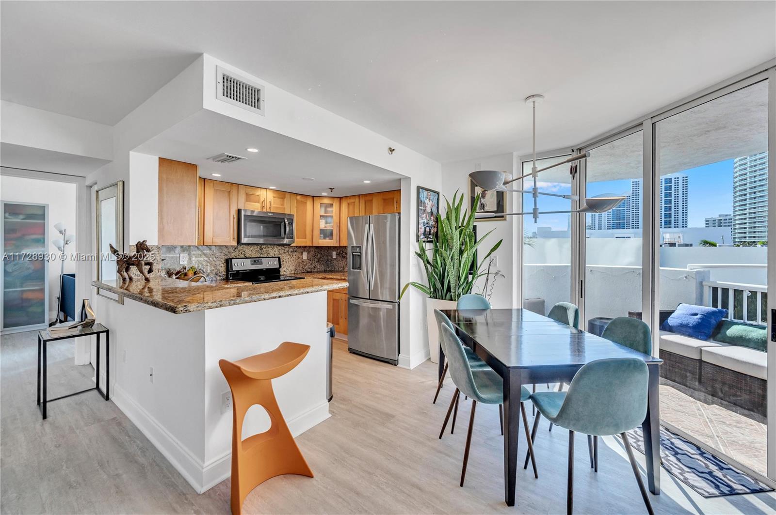 1621 Bay Road, Unit 508 Miami Beach, FL 33139 - Photo 4 of 20