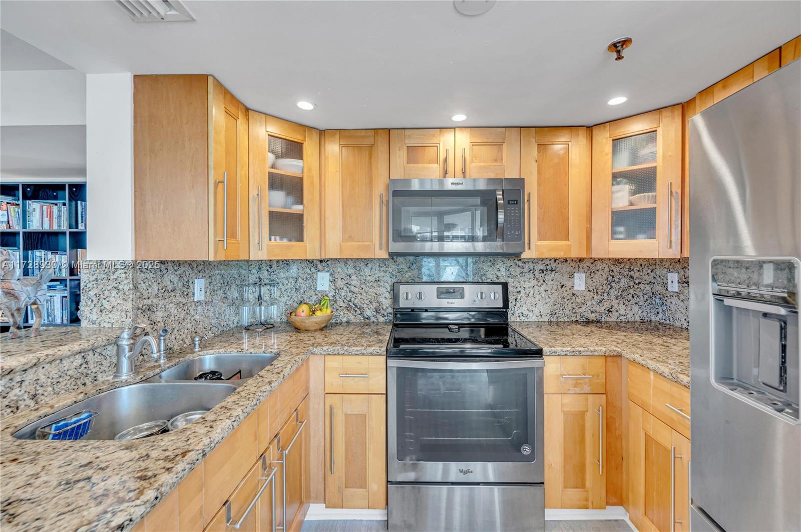 1621 Bay Road, Unit 508 Miami Beach, FL 33139 - Photo 8 of 20