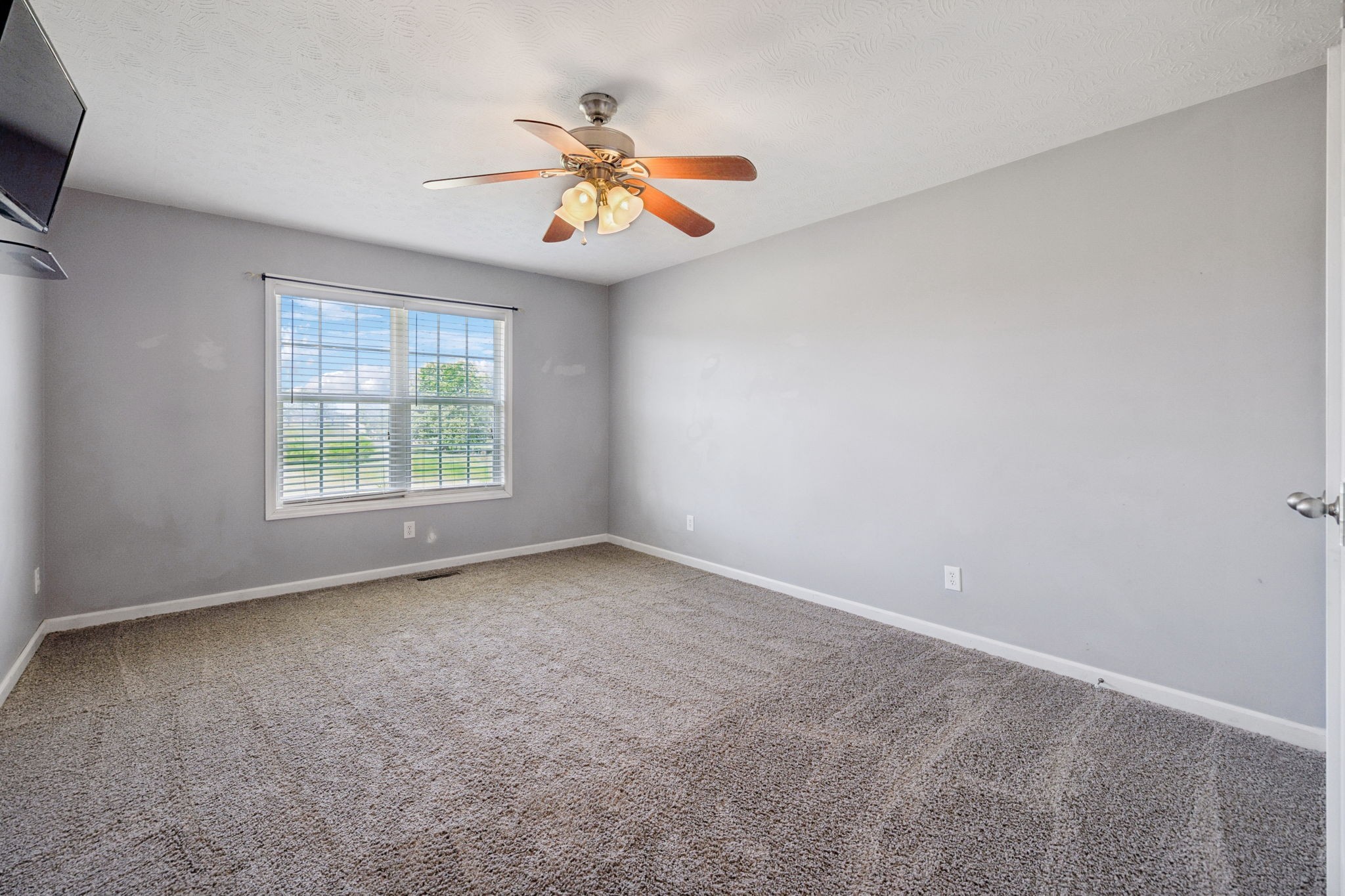 800 Williams Road Lafayette, TN 37083 - Photo 21 of 49 an empty room with windows and fan
