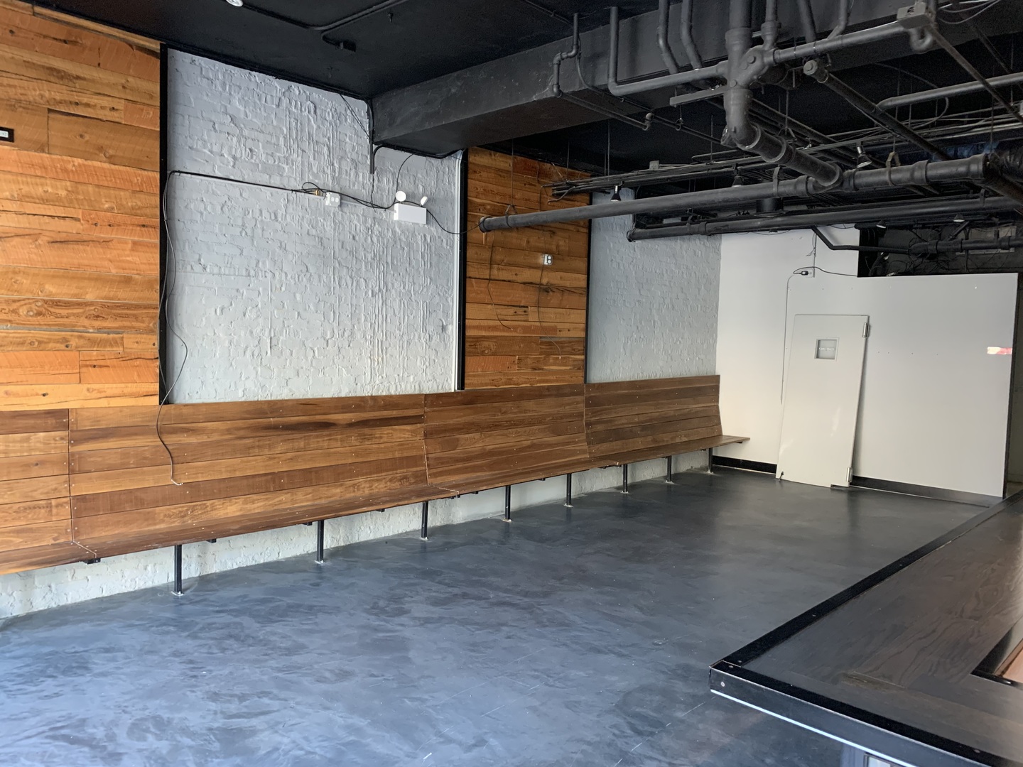 1631 West Howard Street Chicago, IL 60626 - Photo 3 of 5 a sitting area with wooden floors and furniture