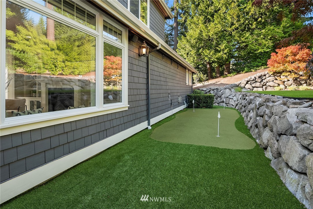3112 Hunts Point Circle Hunts Point, WA 98004 - Photo 39 of 40 a view of a backyard with a garden and plants