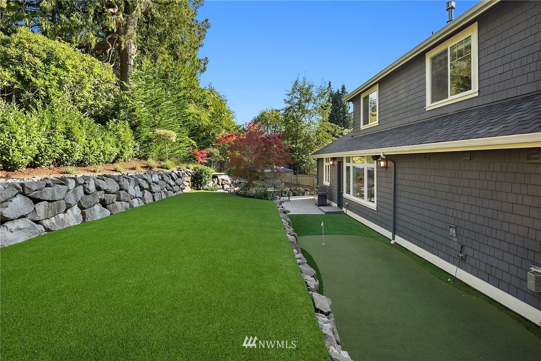 3112 Hunts Point Circle Hunts Point, WA 98004 - Photo 40 of 40 a view of a backyard with plants