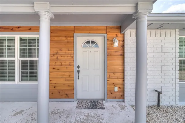 a view of entryway front of house