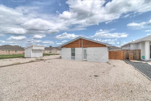 a view of a house with a backyard