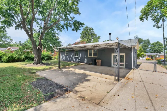 a view of a house with a backyard