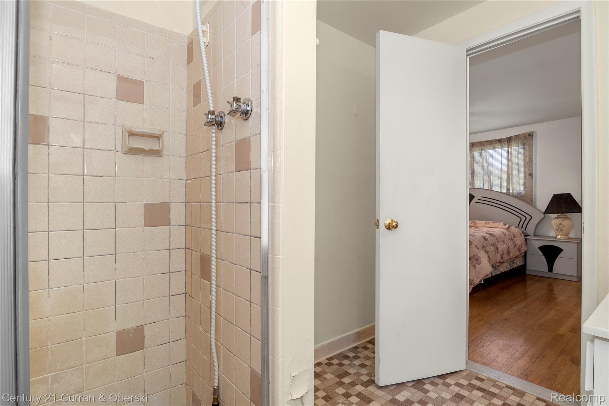 25446 Wykeshire Road Farmington, MI 48336 - Photo 30 of 38 32.jpg