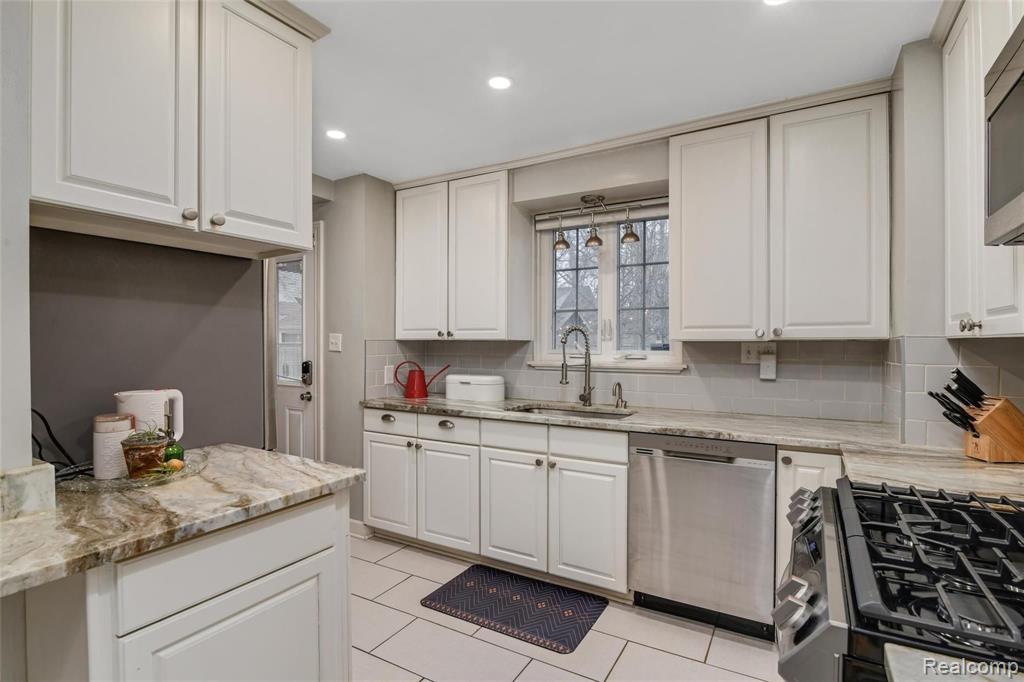 4415 Yorkshire Road Detroit, MI 48224 - Photo 13 of 35