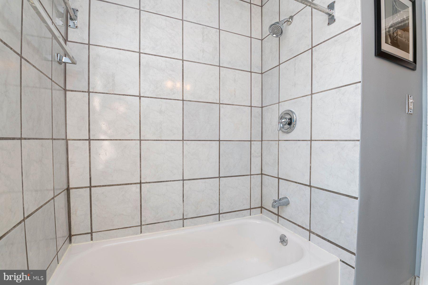 1039 Cameron Road Baltimore, MD 21212 - Photo 18 of 26 a bathroom with a bathtub