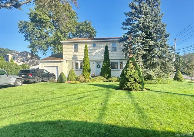 a view of a house with backyard and garden