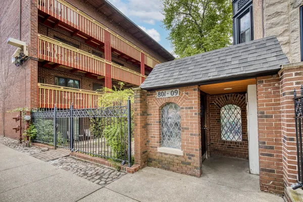 $300,000 | 801 West Oakdale Avenue, Unit 1B, Chicago, IL 60657