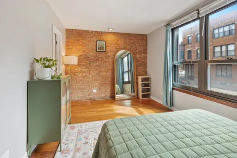 $300,000 | 801 West Oakdale Avenue, Unit 1B, Chicago, IL 60657