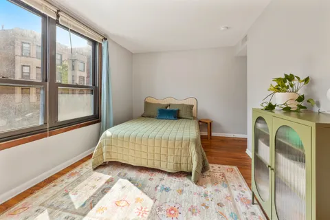 $300,000 | 801 West Oakdale Avenue, Unit 1B, Chicago, IL 60657