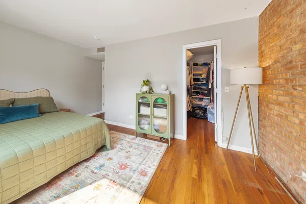 $300,000 | 801 West Oakdale Avenue, Unit 1B, Chicago, IL 60657