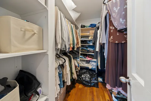 $300,000 | 801 West Oakdale Avenue, Unit 1B, Chicago, IL 60657