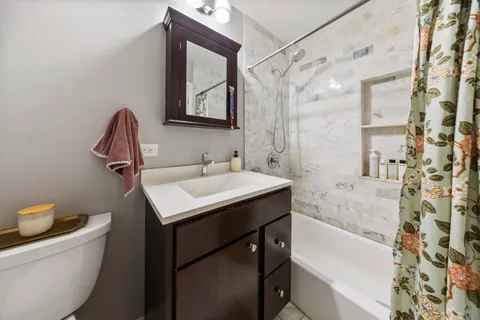 $300,000 | 801 West Oakdale Avenue, Unit 1B, Chicago, IL 60657