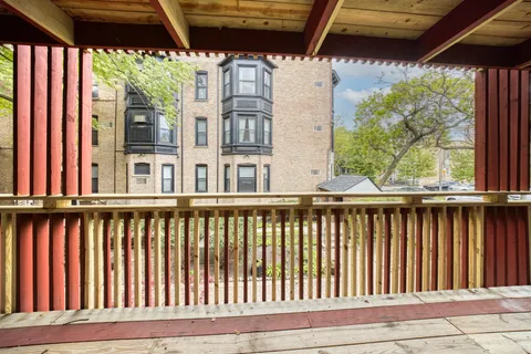 $300,000 | 801 West Oakdale Avenue, Unit 1B, Chicago, IL 60657