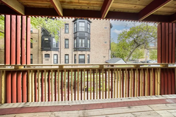 $300,000 | 801 West Oakdale Avenue, Unit 1B, Chicago, IL 60657