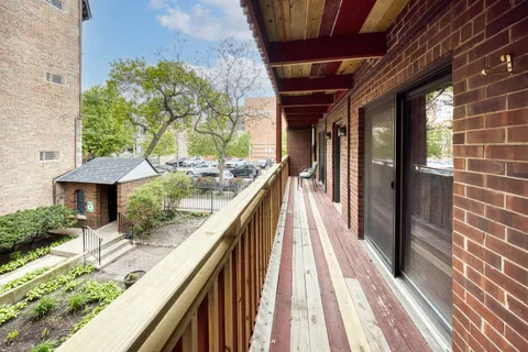 $300,000 | 801 West Oakdale Avenue, Unit 1B, Chicago, IL 60657
