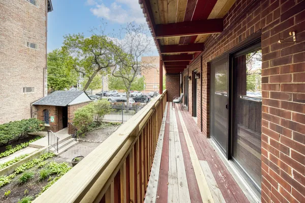 $300,000 | 801 West Oakdale Avenue, Unit 1B, Chicago, IL 60657