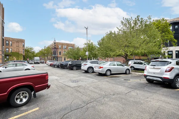 $300,000 | 801 West Oakdale Avenue, Unit 1B, Chicago, IL 60657