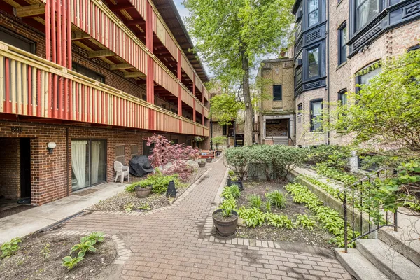 $300,000 | 801 West Oakdale Avenue, Unit 1B, Chicago, IL 60657