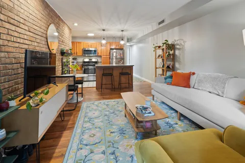 $300,000 | 801 West Oakdale Avenue, Unit 1B, Chicago, IL 60657