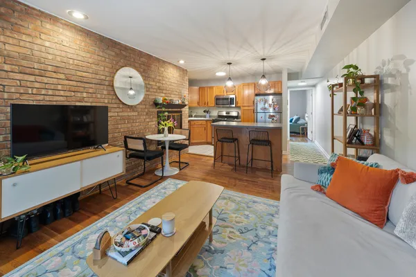 $300,000 | 801 West Oakdale Avenue, Unit 1B, Chicago, IL 60657