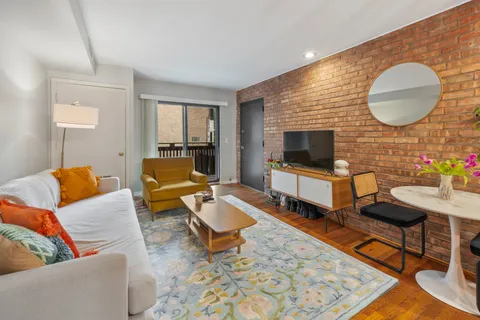 $300,000 | 801 West Oakdale Avenue, Unit 1B, Chicago, IL 60657