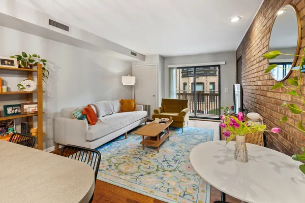 $300,000 | 801 West Oakdale Avenue, Unit 1B, Chicago, IL 60657