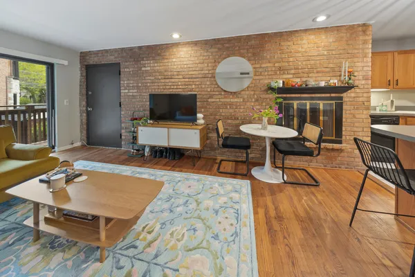 $300,000 | 801 West Oakdale Avenue, Unit 1B, Chicago, IL 60657