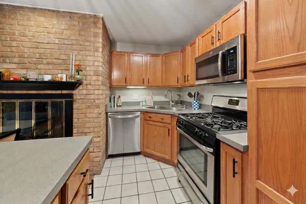 $300,000 | 801 West Oakdale Avenue, Unit 1B, Chicago, IL 60657