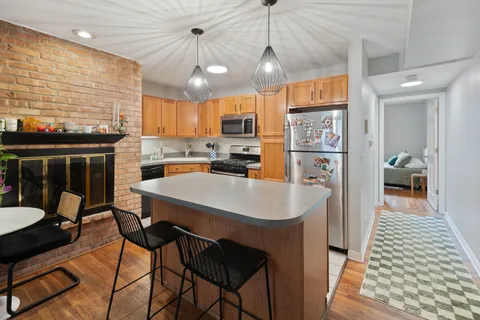 $300,000 | 801 West Oakdale Avenue, Unit 1B, Chicago, IL 60657