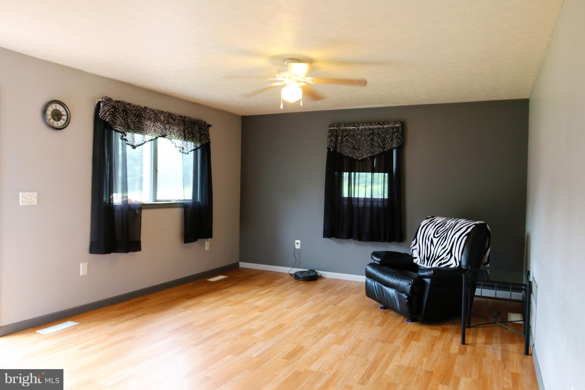1054 Fulton Road Hedgesville, WV 25427 - Photo 2 of 26 Living Room