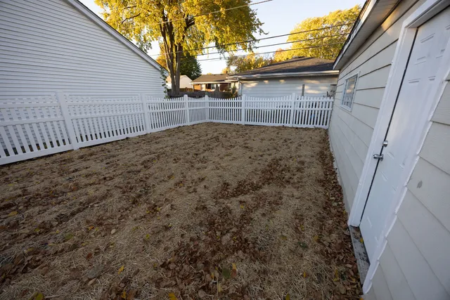 a view of a backyard