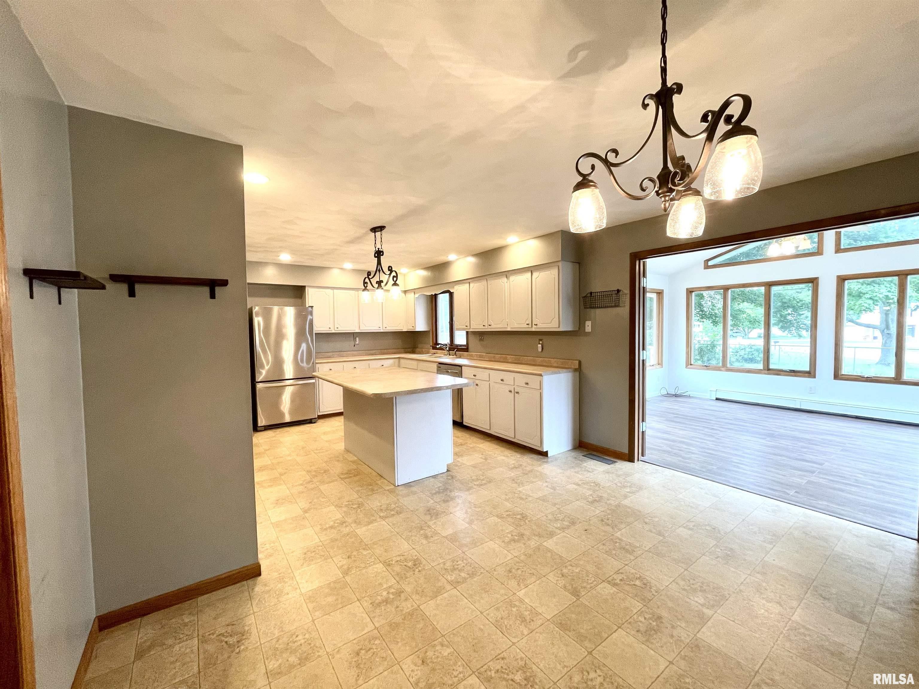 1507 Rutledge Drive Lincoln, IL 62656 - Photo 4 of 13 Gallery Image 4