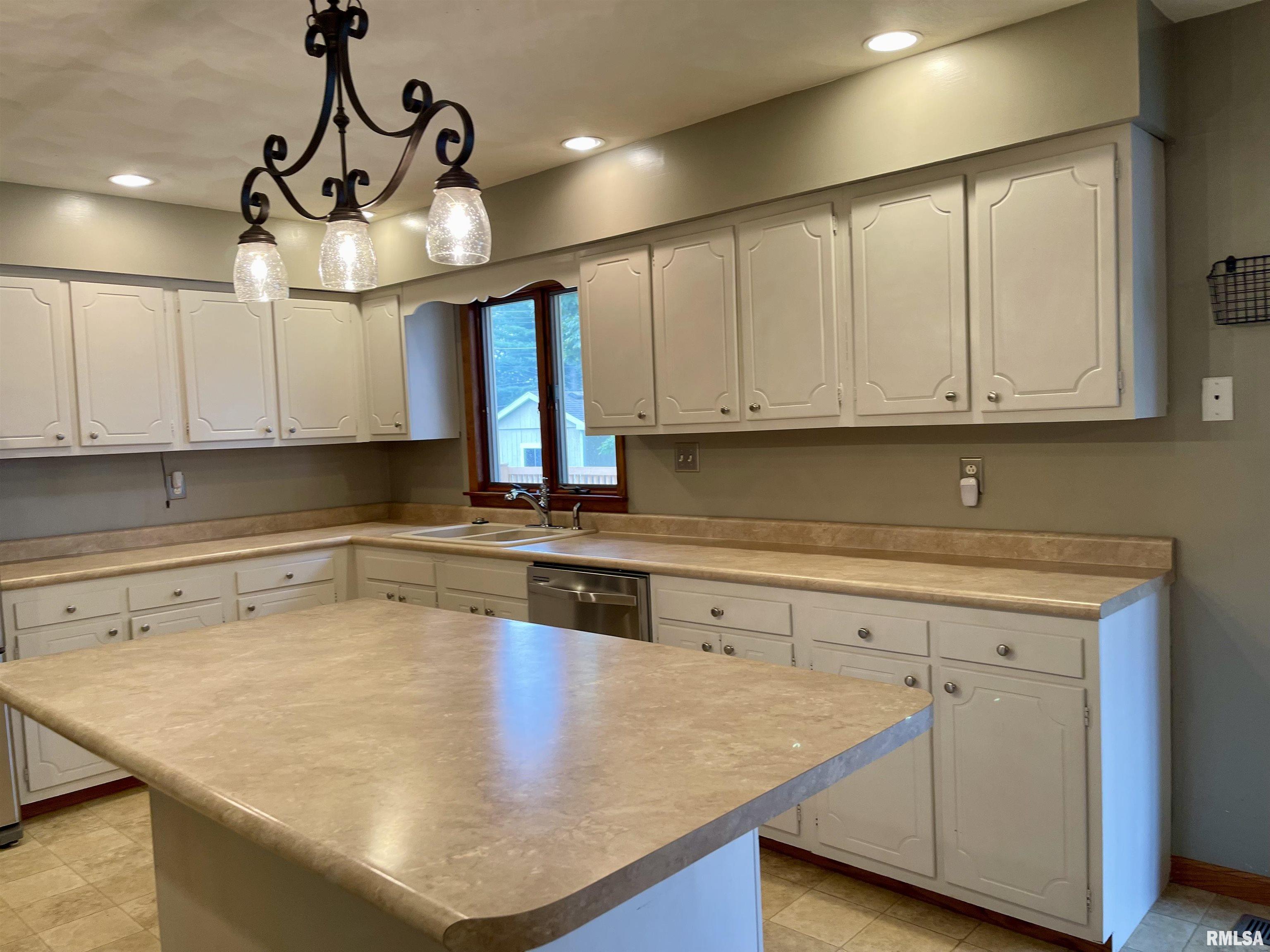 1507 Rutledge Drive Lincoln, IL 62656 - Photo 6 of 13 Gallery Image 6