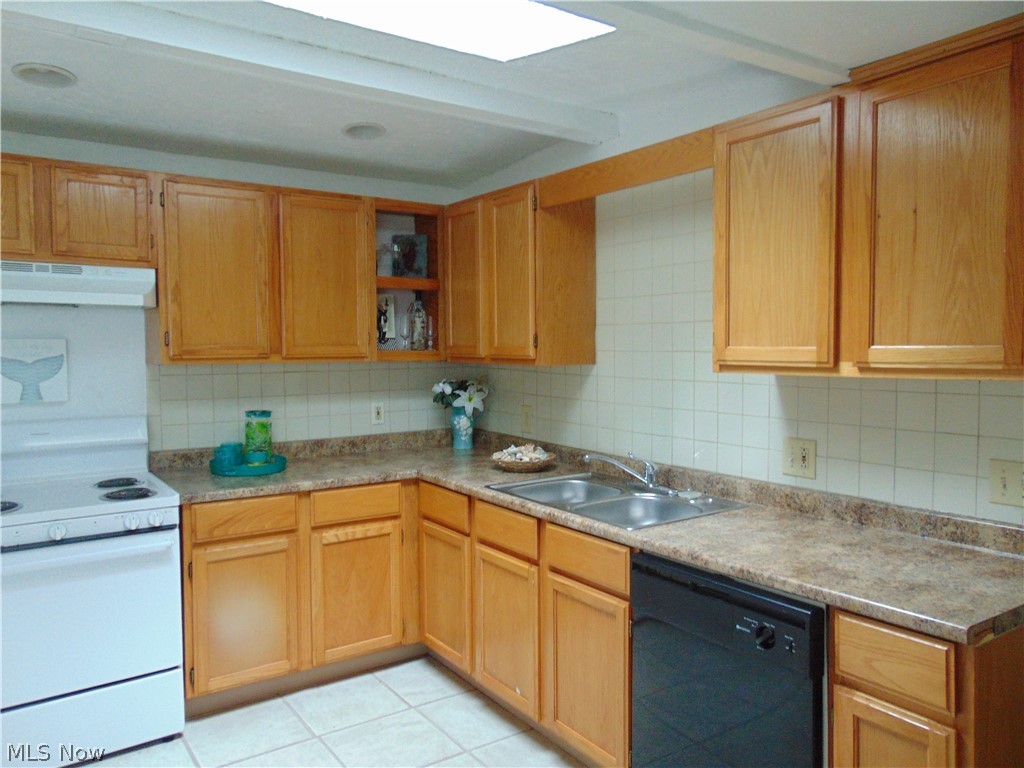 1028 Beachview Road Willoughby, OH 44094 - Photo 6 of 26 First floor kitchen, skylite